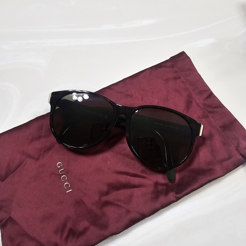 Women Gucci Sunglasses. Really Cute. Come with all pictured.